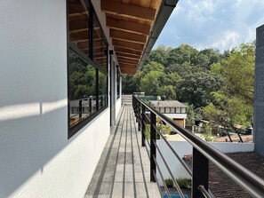 El balcón te brinda una perspectiva encantadora del entorno, creando un ambiente ideal para momentos de tranquilidad y reflexión en medio de la vibrante atmósfera del hotel.