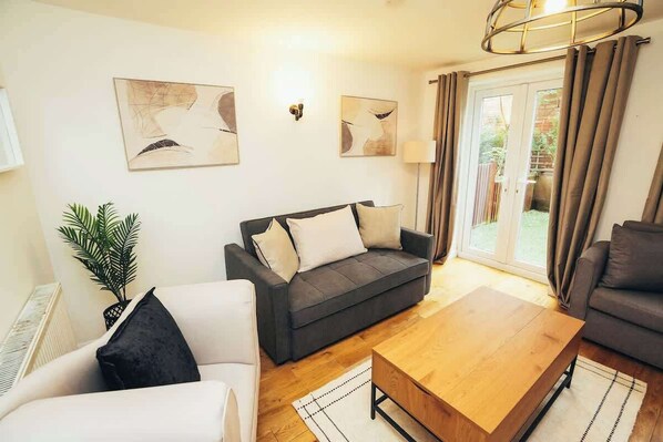 Relax and unwind in this cosy lounge – perfect for movie nights or quiet evenings. 