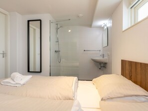 Bett, Schlafzimmer, Interior Design, Bedding, Fussboden, Wand, Bettdecke, Flooring, Holz, Decke