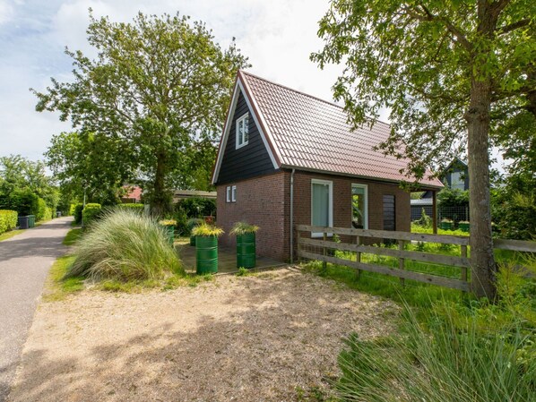 House, Cottage, Shrub, Roof, Home, Siding, Garden, Farmhouse, Landscaping