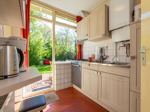 Küche, Küchengerät, Major Appliance, Countertop, Interior Design, Flooring, Möbel, Cabinetry, Fussboden, Spüle