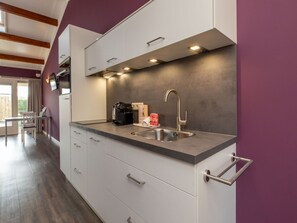 Armatur, Sinken, Interior Design, Installation, Zapfhahn, Countertop, Cabinetry, Küche, Holzbeize