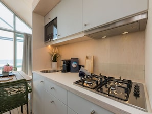 Interior Design, Küche, Flooring, Decke, Countertop, Fussboden, Cabinetry, Zimmer, Major Appliance, Armatur
