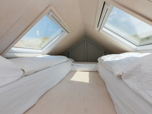 Schlafzimmer, Bett, Bedding, Linens, Bettdecke, Daylighting, Kissen, Matratze, Dachboden