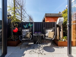 Pot De Fleur, Plante D'Appartement, Balcon, Chaise, Jardin, Mobilier De Jardin, Patio, Arrière-Cour, Cour