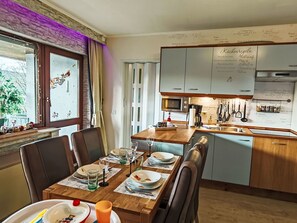 Möbel, Interior Design, Flooring, Küche, Fussboden, Holz, Countertop, Zimmer, Decke, Stuhl