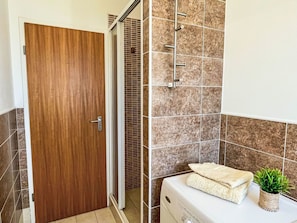 Wand, Flooring, Fussboden, Holz, Armatur, Badezimmer, Interior Design, Fliese, Toilette, Installation