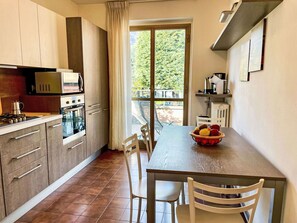 Möbel, Küchengerät, Küche, Countertop, Flooring, Major Appliance, Interior Design, Holz, Fussboden, Küche & Esszimmer Tisch
