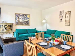 Möbel, Interior Design, Flooring, Couch, Fussboden, Zimmer, Holz, Bilderrahmen, Decke, Wohnzimmer
