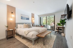 Primary bedroom: King bed, Patio access