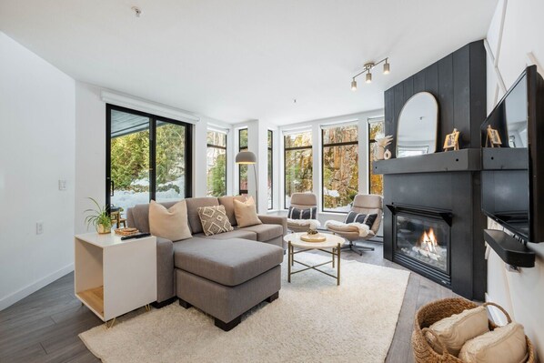 Living area: Gas fireplace, Garden view