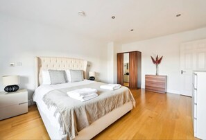 king size bedroom