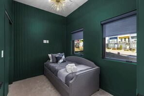 This emerald room offers a trundle bed, sleeping 2 guests. 