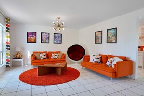 Welcome to Retro Desert Retreat!
