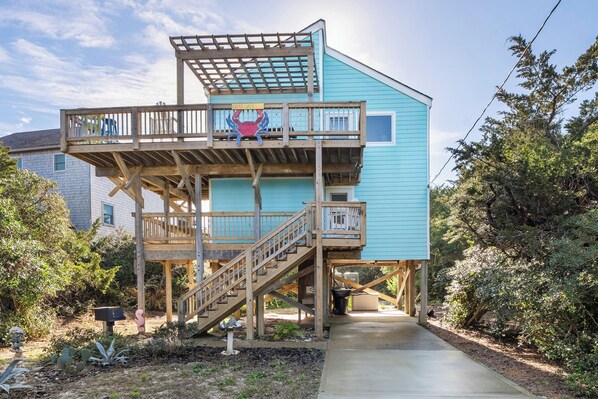 HIAV05: Crab Walk | Front Exterior