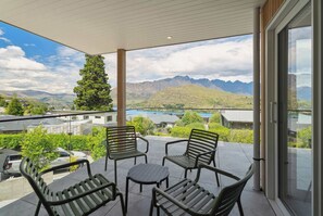 Massive big patio deck with amazing views!