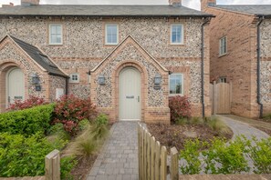 Kingfishers Cove, Titchwell: Beautiful, modern, brick and flint hideaway