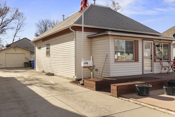 Front of home w/ large driveway and street parking