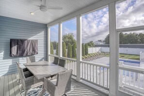 Amazing Screened in Porch
