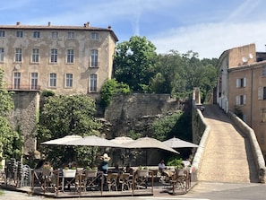 terrasse de café et la montée du chùteau qui amÚne au gßte.