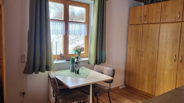 Ferienwohnung mit Terrasse-Sitzplatz/ Schränke