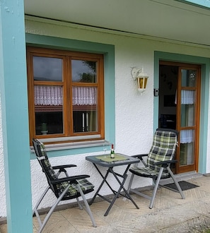 Ferienwohnung mit Terrasse-Terrasse