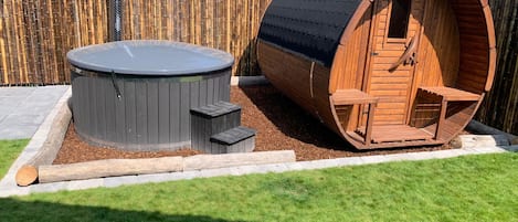 Outdoor spa tub
