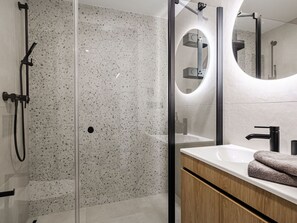 Badezimmer, Flooring, Interior Design, Wand, Armatur, Fussboden, Decke, Spiegel, Installation, Light Fixture