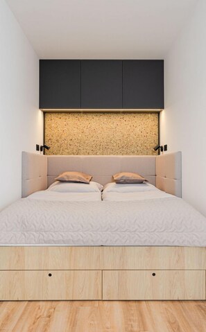 Möbel, Schlafzimmer, Bett, Interior Design, Wand, Holz, Flooring, Fussboden, Bedding, Bettdecke