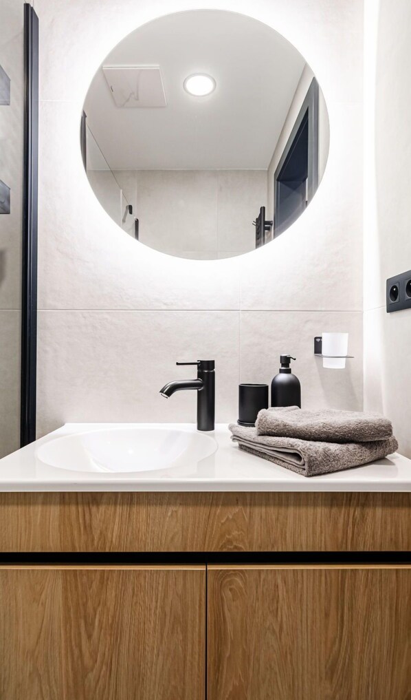 Interior Design, Flooring, Fussboden, Holz, Bad Sink, Badezimmerschrank, Armatur, Spiegel, Sinken, Badezimmer