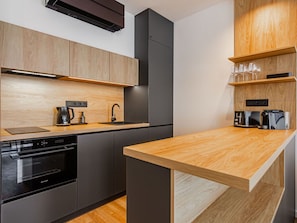 Countertop, Küche, Möbel, Küchengerät, Interior Design, Flooring, Cabinetry, Holz, Major Appliance, Fussboden