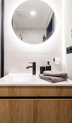 Interior Design, Flooring, Fussboden, Holz, Bad Sink, Badezimmerschrank, Armatur, Spiegel, Sinken, Badezimmer