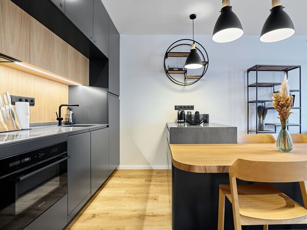 Möbel, Interior Design, Küche, Wand, Flooring, Countertop, Light Fixture, Holz, Cabinetry, Decke