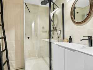 Wand, Badezimmer, Flooring, Armatur, Interior Design, Fussboden, Fliese, Spiegel, Installation, Zimmer