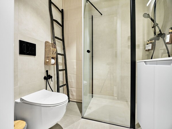 Badezimmer, Flooring, Armatur, Fussboden, Interior Design, Toilette, Toilleten Sitz, Installation, Fliese, Zimmer