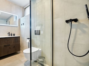 Badezimmer, Flooring, Armatur, Interior Design, Fussboden, Spiegel, Toilette, Installation, Zapfhahn, Badezimmerschrank