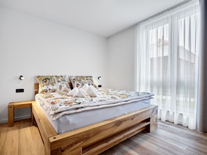 Bett, Schlafzimmer, Interior Design, Flooring, Fussboden, Holz, Bedding, Möbel, Bettdecke, Holzboden