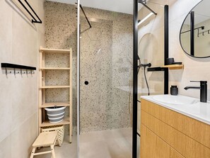 Wand, Flooring, Interior Design, Fussboden, Armatur, Badezimmer, Beleuchtung, Installation, Decke, Light Fixture