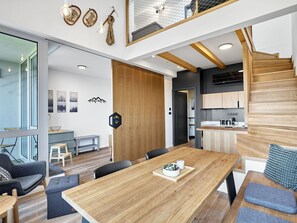 Möbel, Interior Design, Flooring, Fussboden, Holz, Decke, Zimmer, Couch, Wohnung, Wohnzimmer