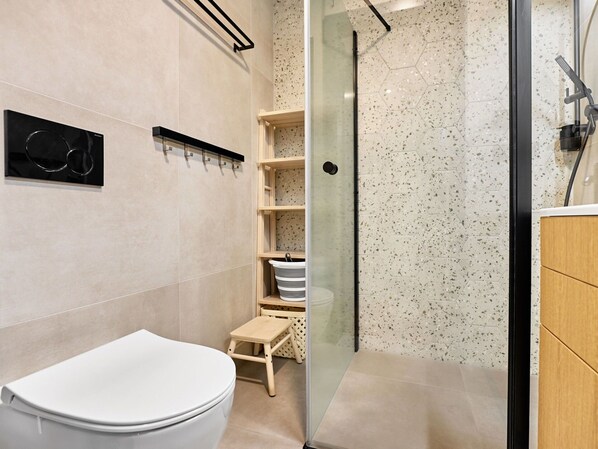 Flooring, Wand, Armatur, Interior Design, Badezimmer, Fussboden, Toilette, Fliese, Installation, Zuhause