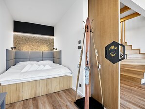 Interior Design, Flooring, Holz, Fussboden, Möbel, Schlafzimmer, Bett, Beleuchtung, Zuhause, Decke
