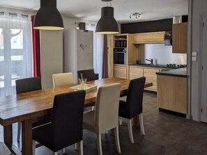 Cuisine ouverte avec salle à manger (RDC)