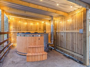 Hot tub | South Lodge, Driffield