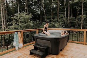 Outdoor spa tub