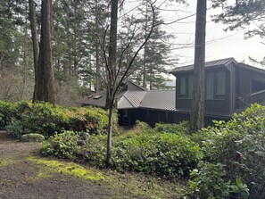As you arrive, parking is to the left, the house and ocean to the right.