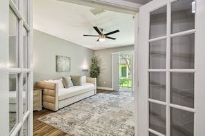 Third bedroom/ office. Has two twin beds.