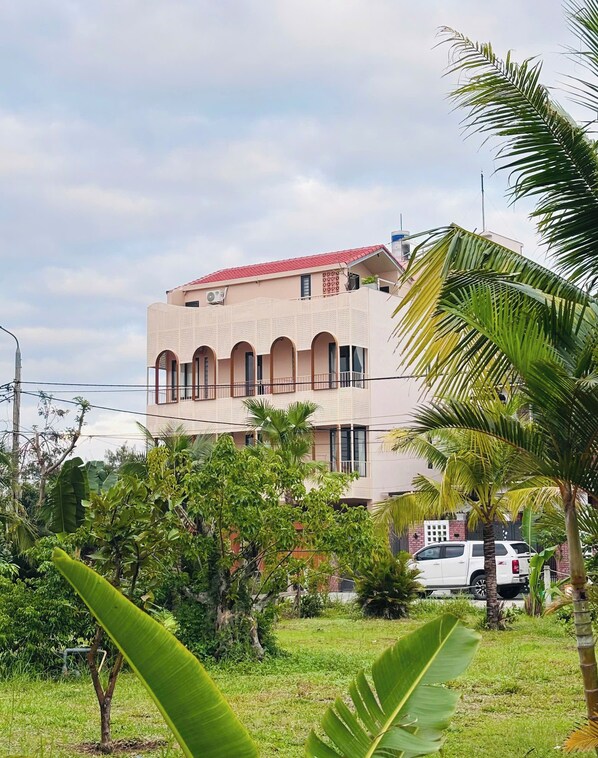 Vista frontal de la propiedad