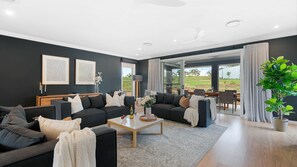Misty Pond | Lounge