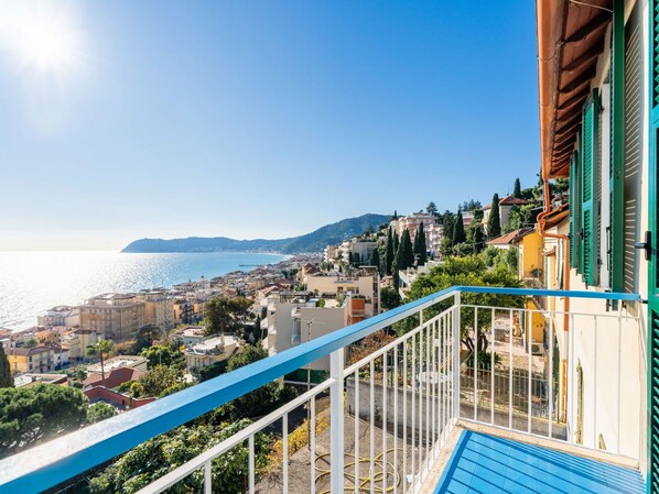 Strauch, Wohngebiet, Veranda, Garten, Balkon, Schatten, Gartenmöbel, Garten, Stuhl, Landscaping