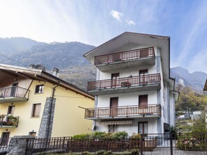 Shrub, Residential Area, Porch, Garden, Balcony, Shade, Outdoor Furniture, Yard, Chair, Landscaping